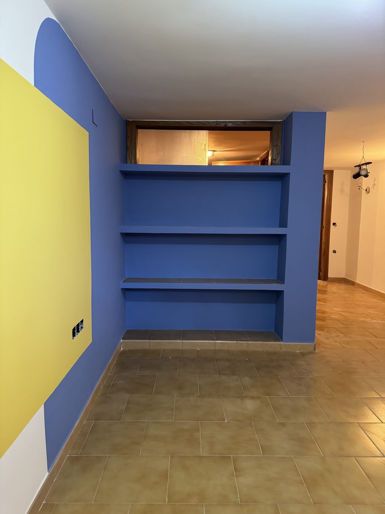 Pared alisada y pintada en tonos azules en vivienda de Gandía
