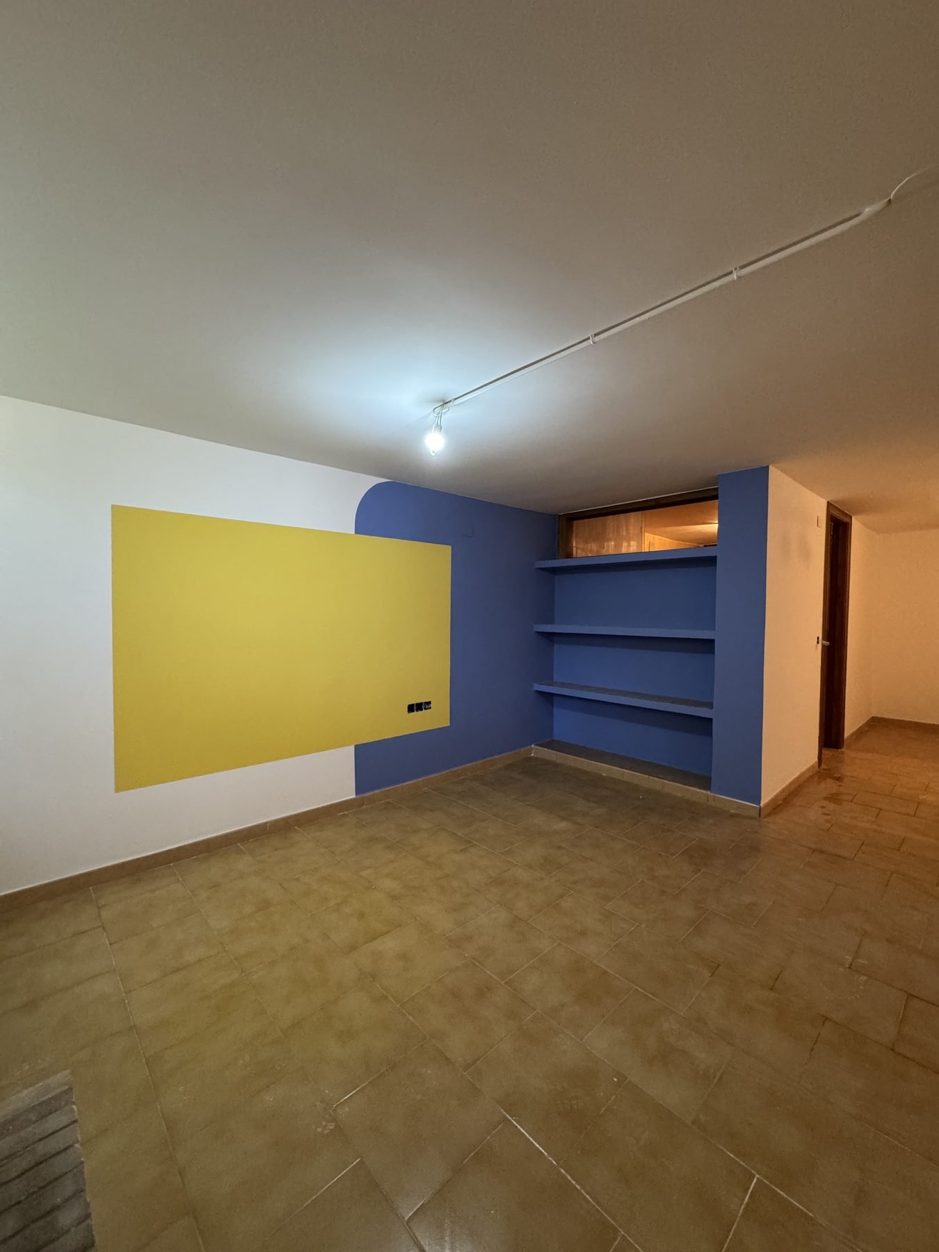 Detalle de acabado liso y pintura de interior en vivienda de Gandía