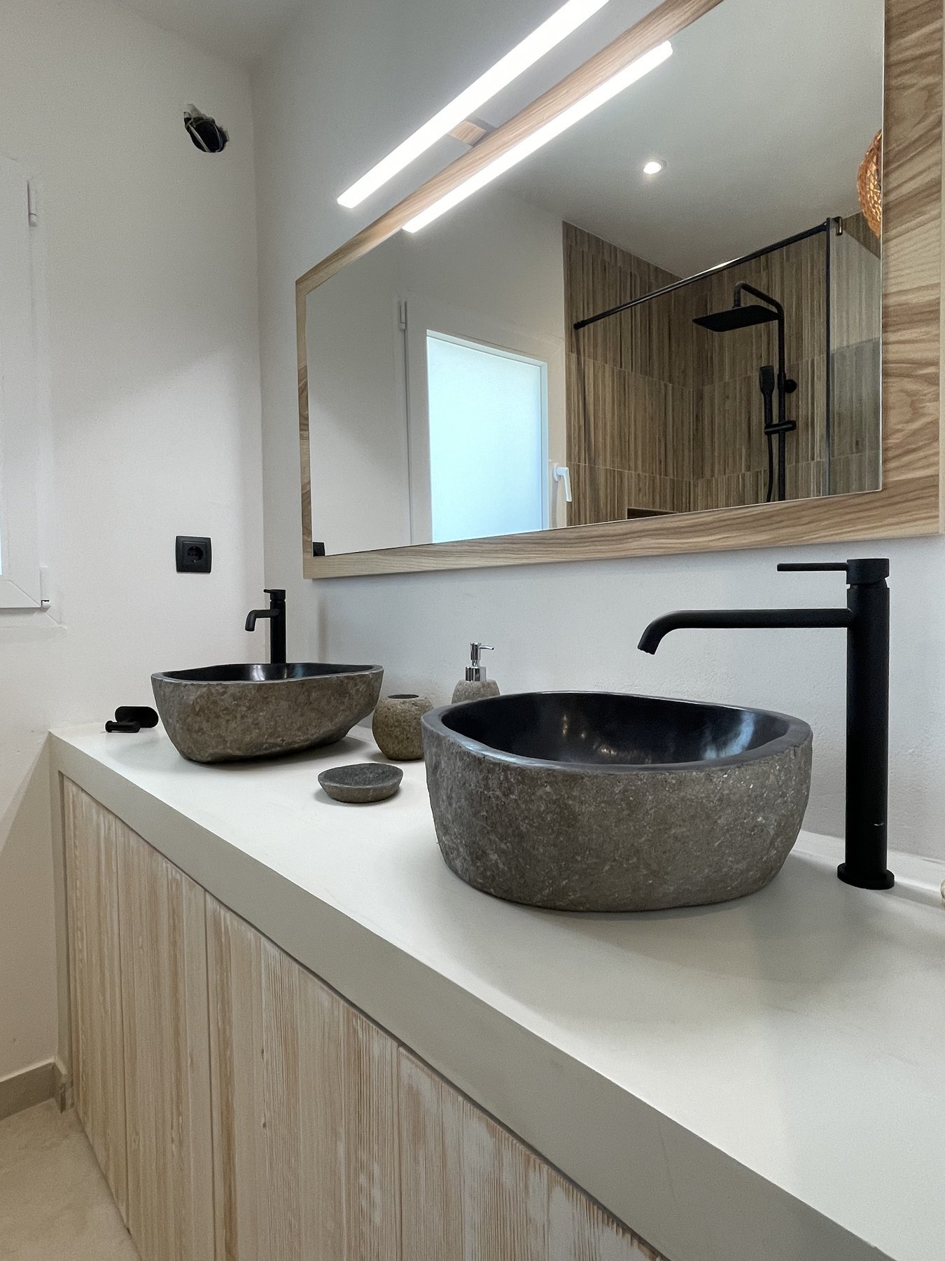 Baño de diseño con lavabos de piedra natural en Villa Mozart, Jávea