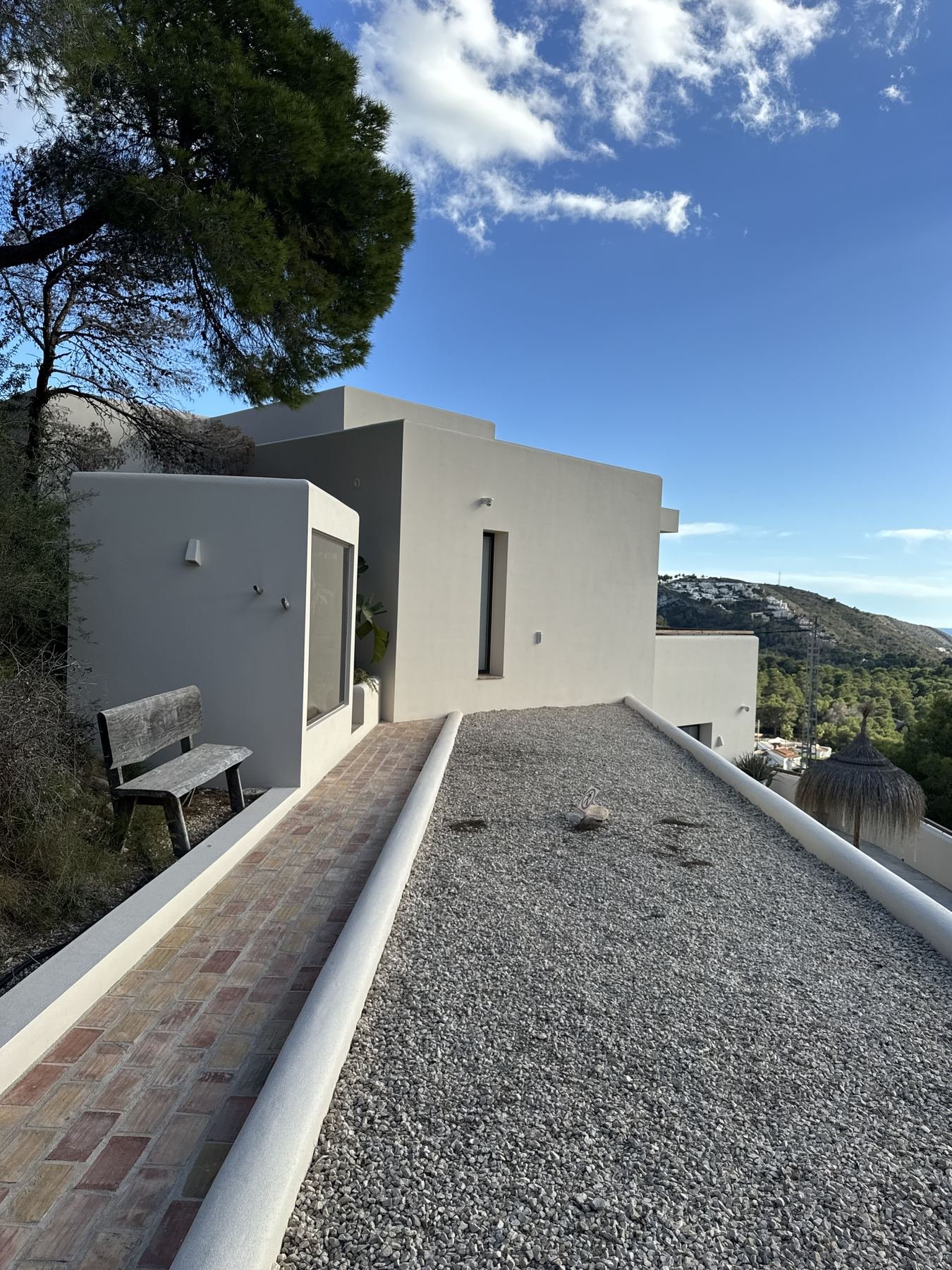 Pintura exterior de Casa Ariel, villa moderna de volúmenes cúbicos en Benitatxell (vista aérea)