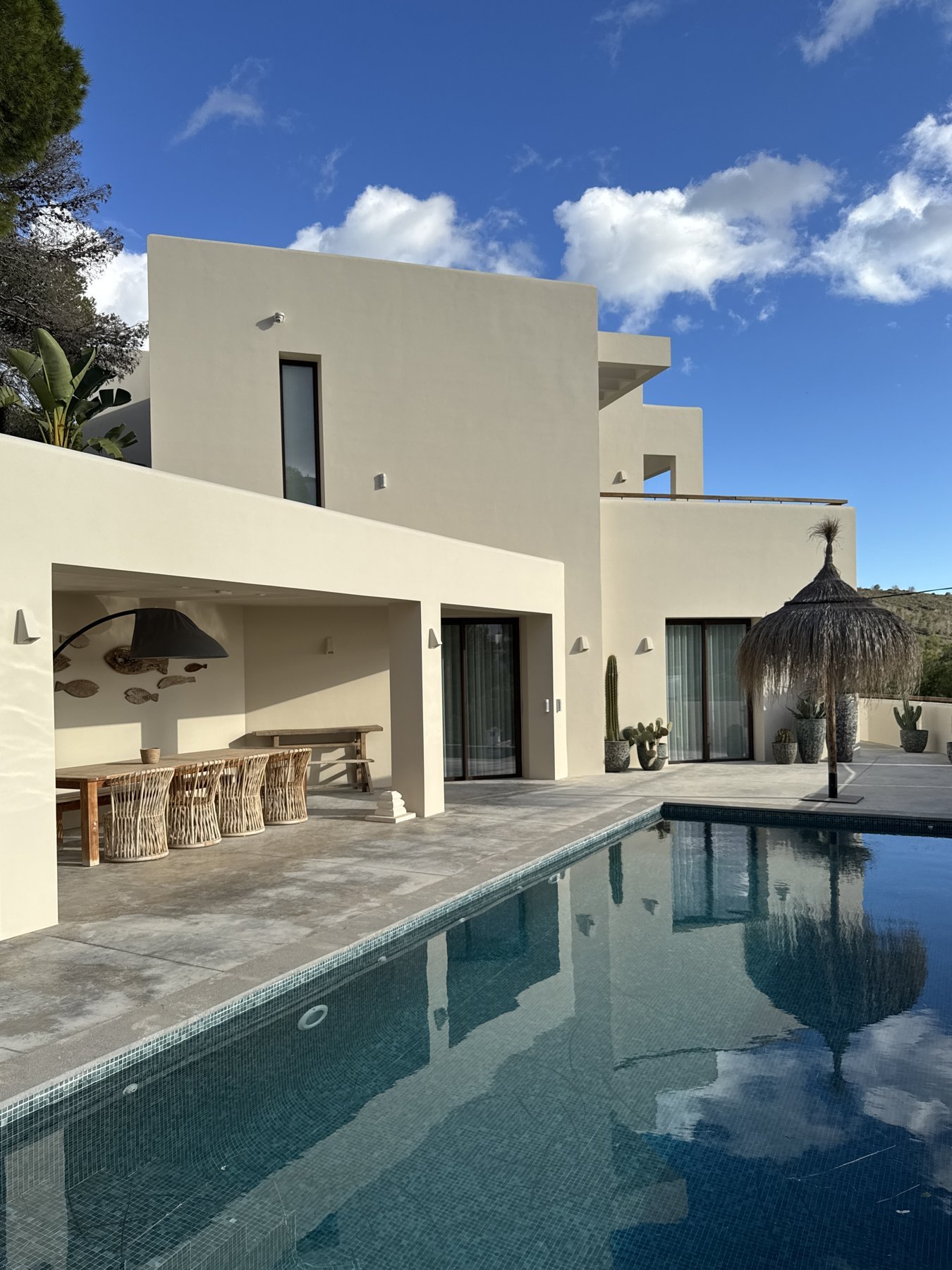 Piscina y porche de Casa Ariel tras la pintura exterior en Benitatxell