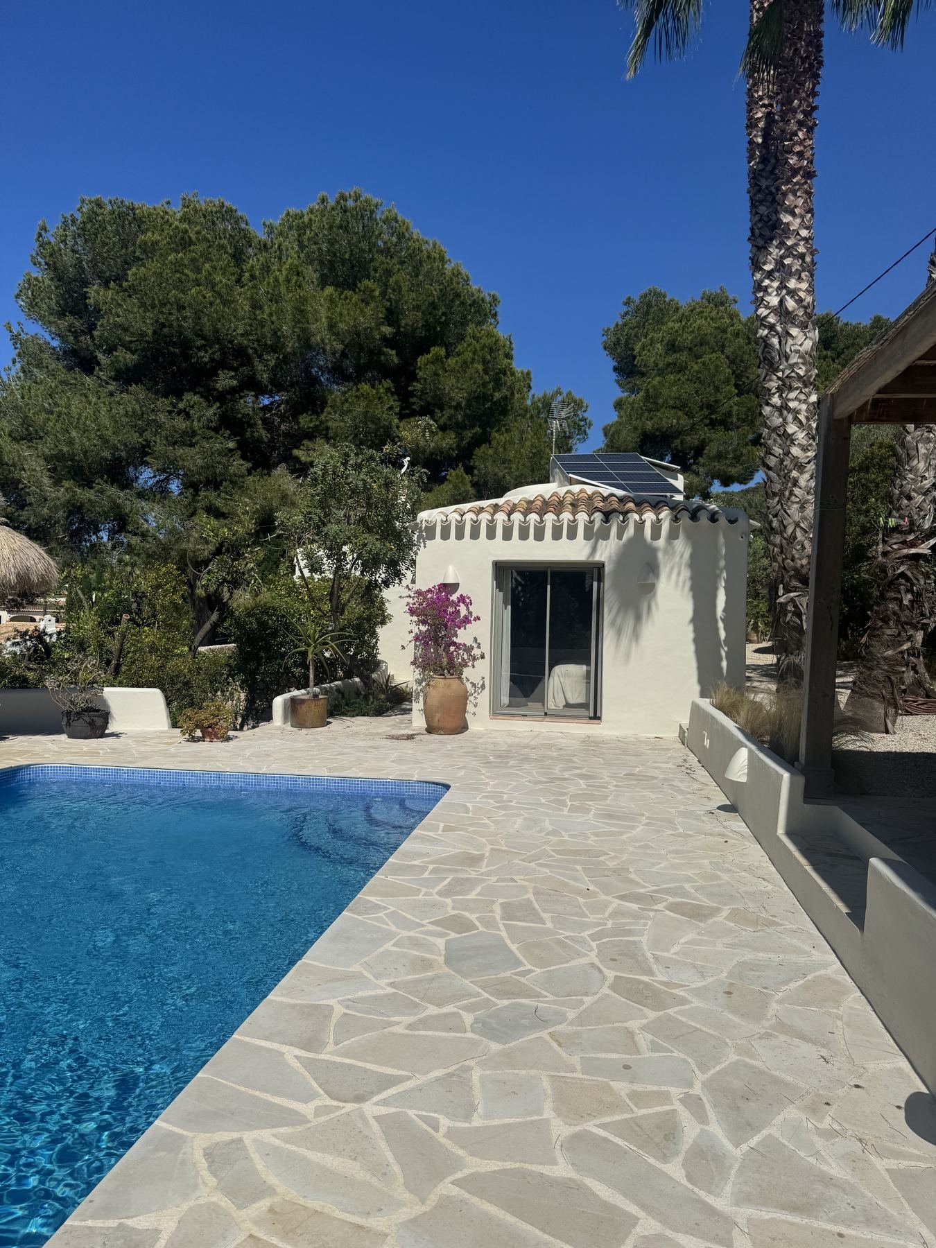 Pintura exterior de Casa Carme, villa de estilo rústico ibicenco con piscina en Jávea