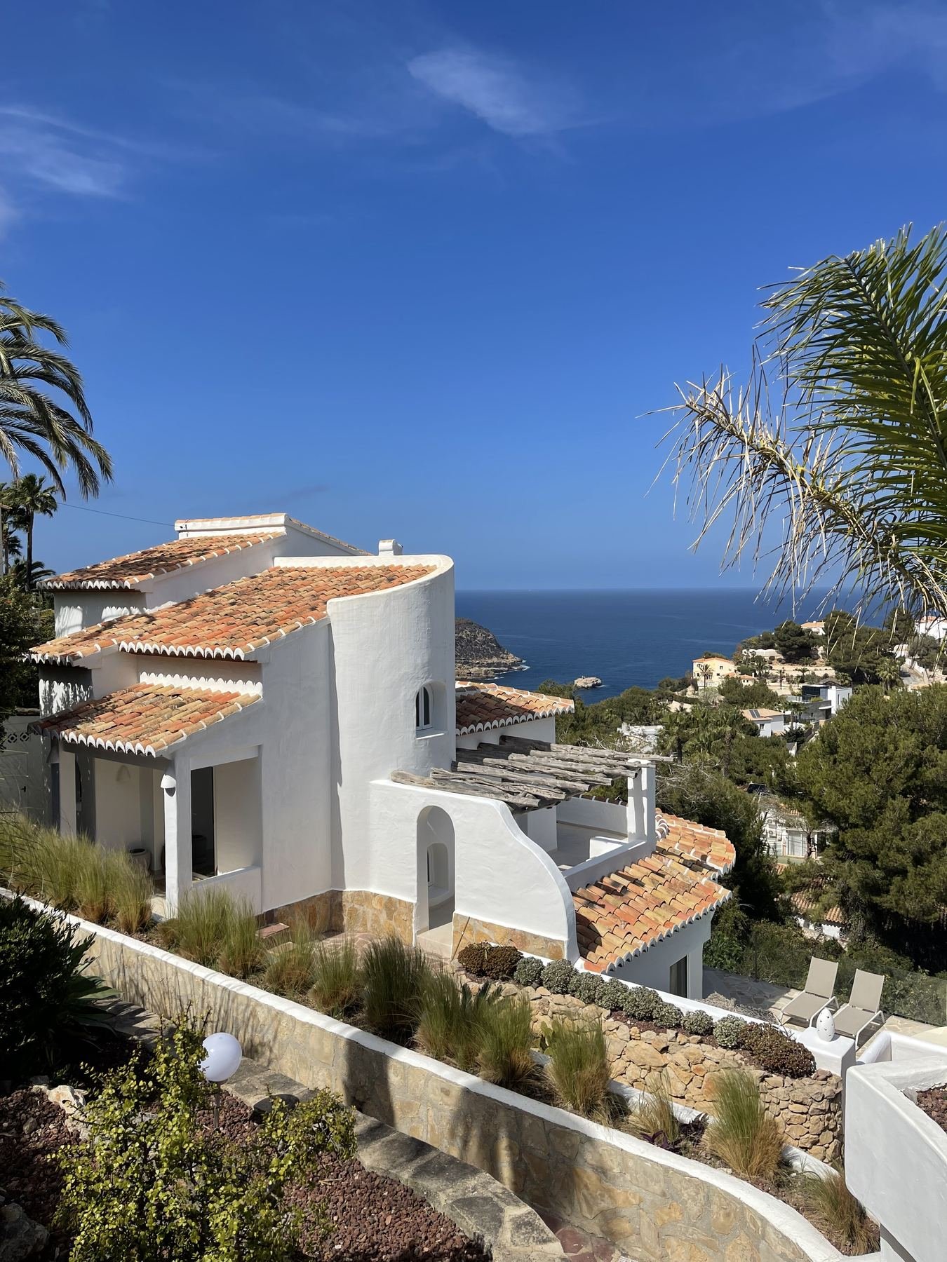 Pintura exterior de Casa González, villa mediterránea con vistas directas al mar en Jávea