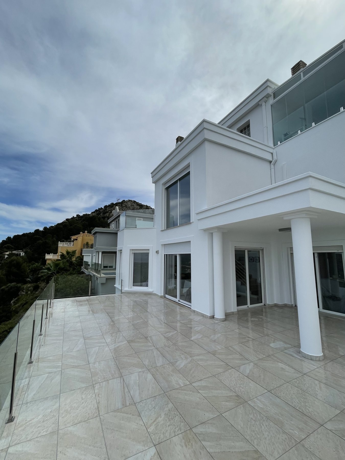 Pintura exterior e interior de villa elegante con columnas y terraza de mármol en Pedreguer
