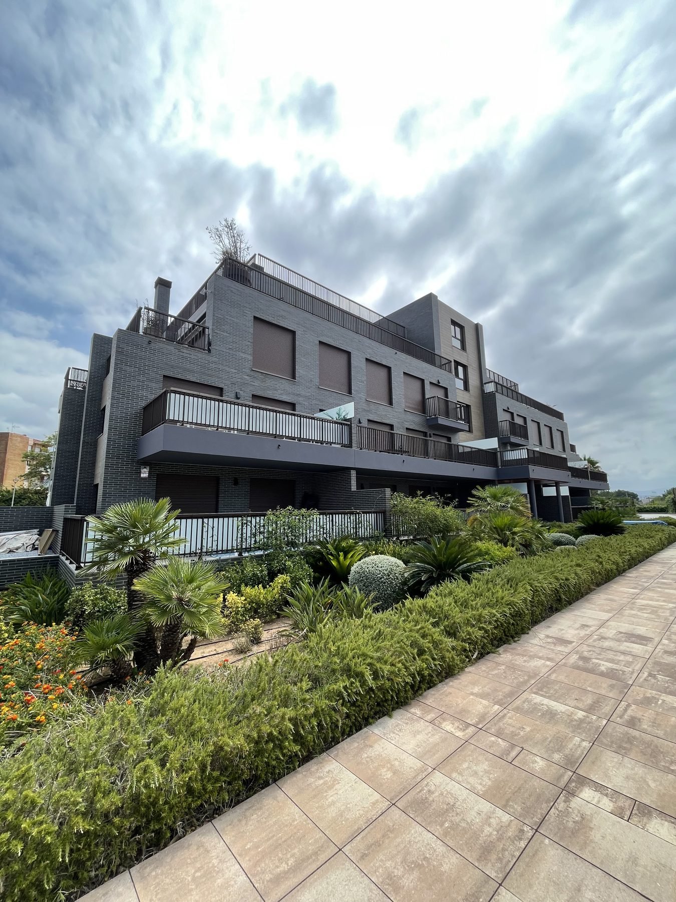 Edificio residencial moderno con fachada gris recién pintada en Urb. Las Lomas, El Vergel