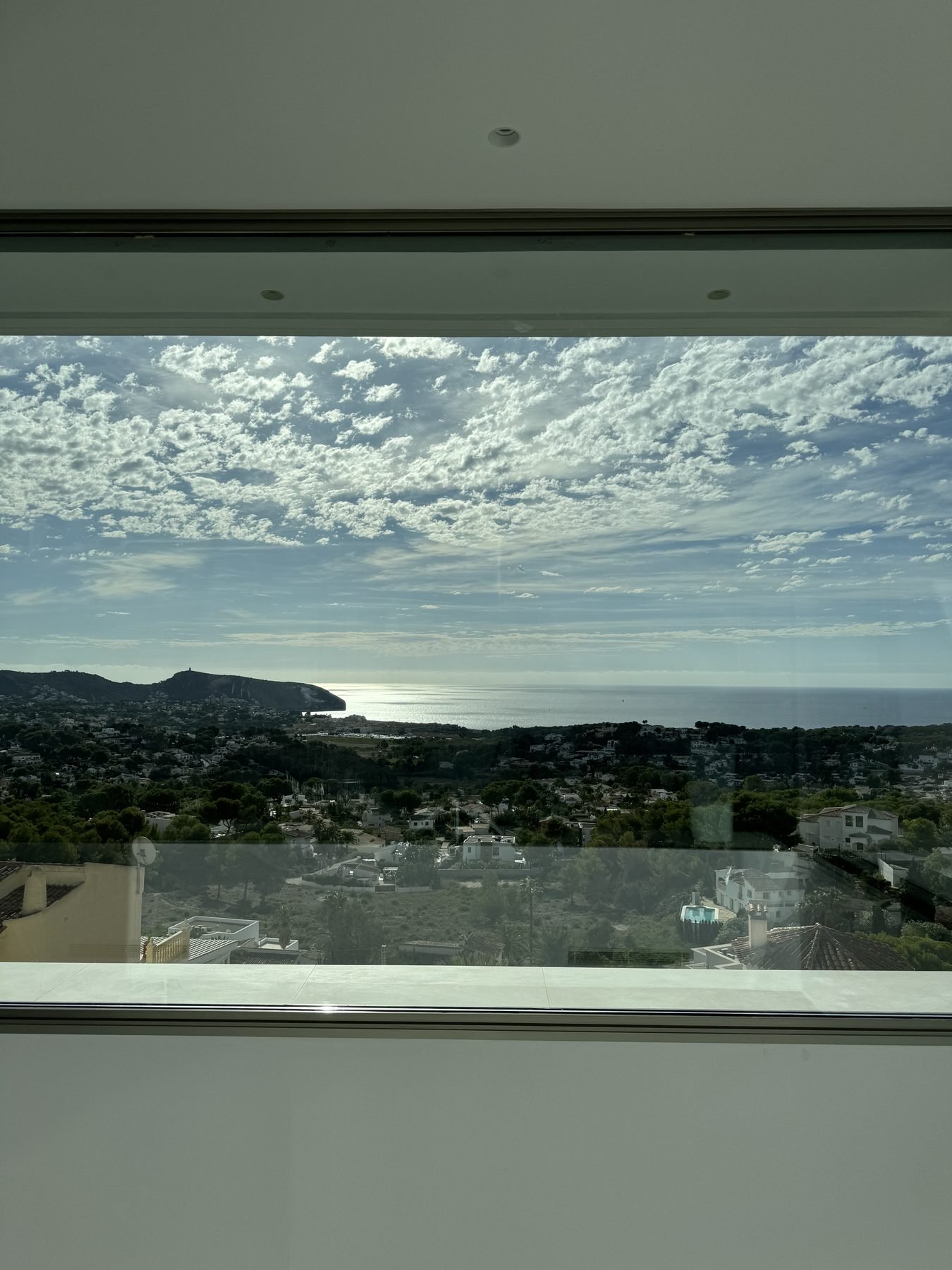 Vistas al mar Mediterráneo desde ventanal de villa recién pintada en Moraira