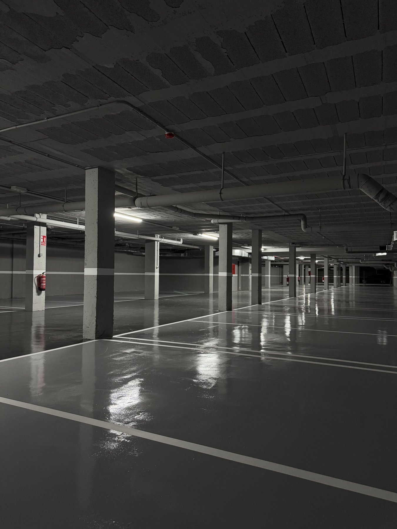 Parking subterráneo con suelo epoxi gris en El Vergel