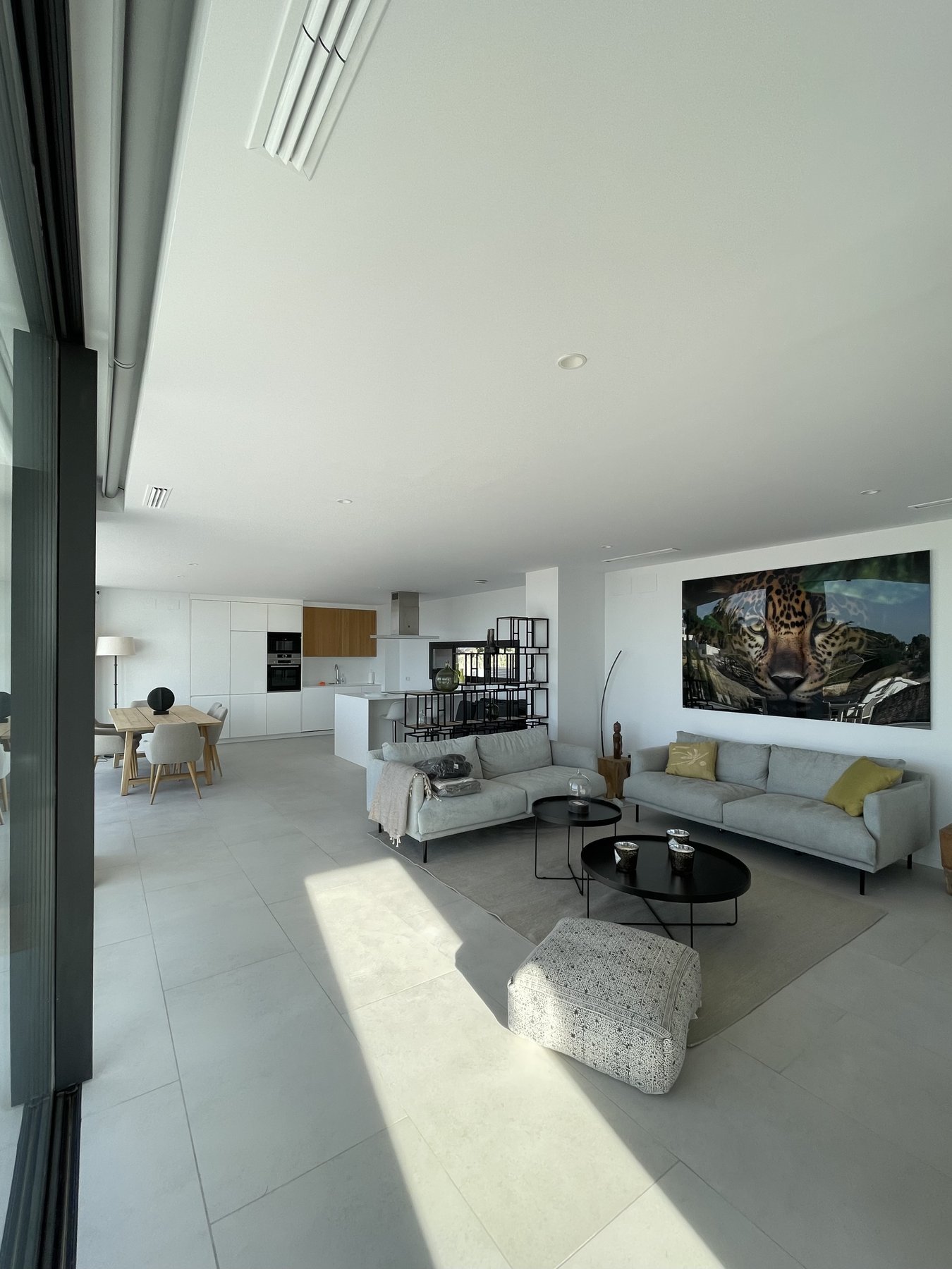 Pintura interior de salón-cocina en villa de Moraira