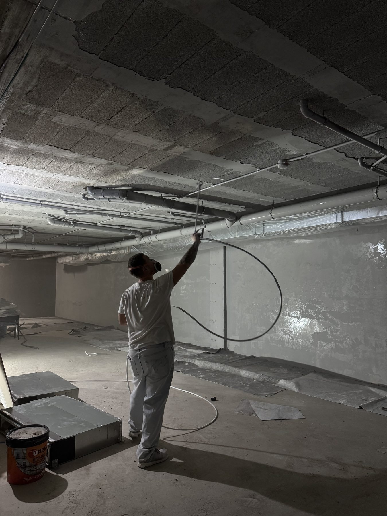 Operario de GUICU trabajando en instalaciones de garaje en obra en Urb. Las Lomas, El Vergel