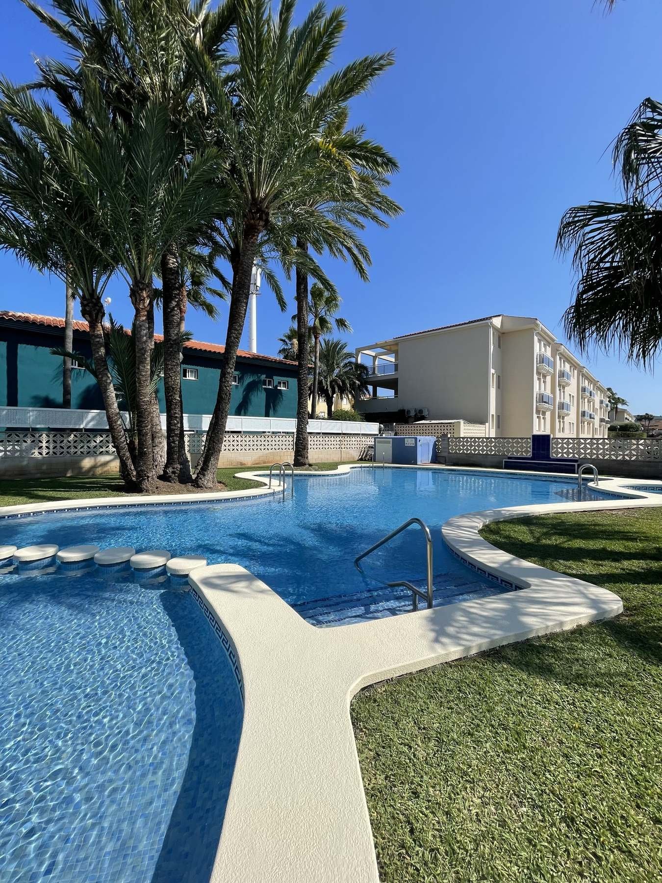 Piscina de comunidad de apartamentos renovada en Dénia