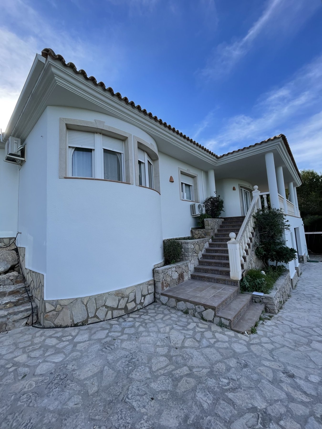 Rehabilitación de fachada de villa clásica blanca con tejado de teja árabe en Pedreguer