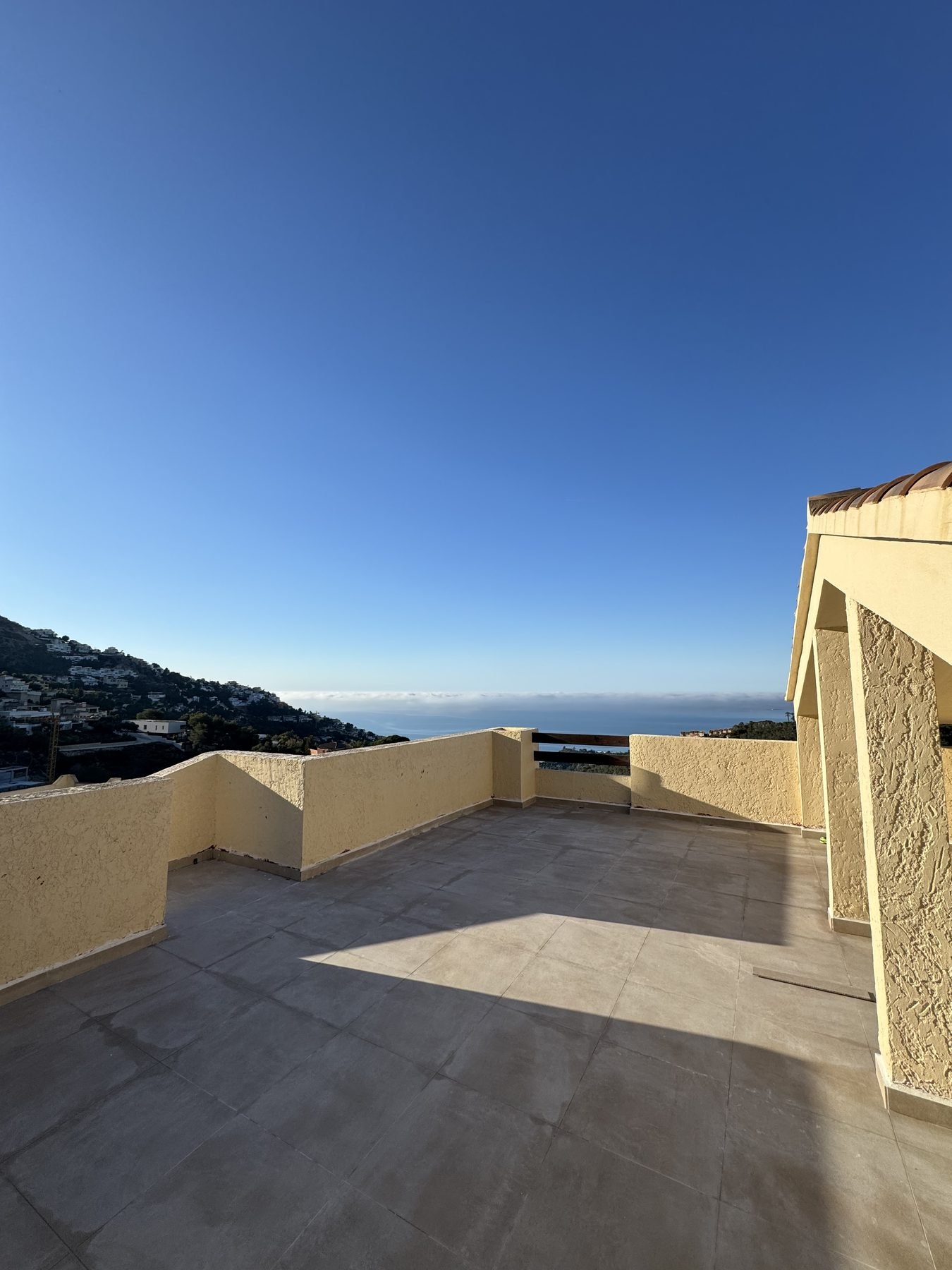 Terraza con suelo nuevo, vistas al mar y a la sierra en Altea