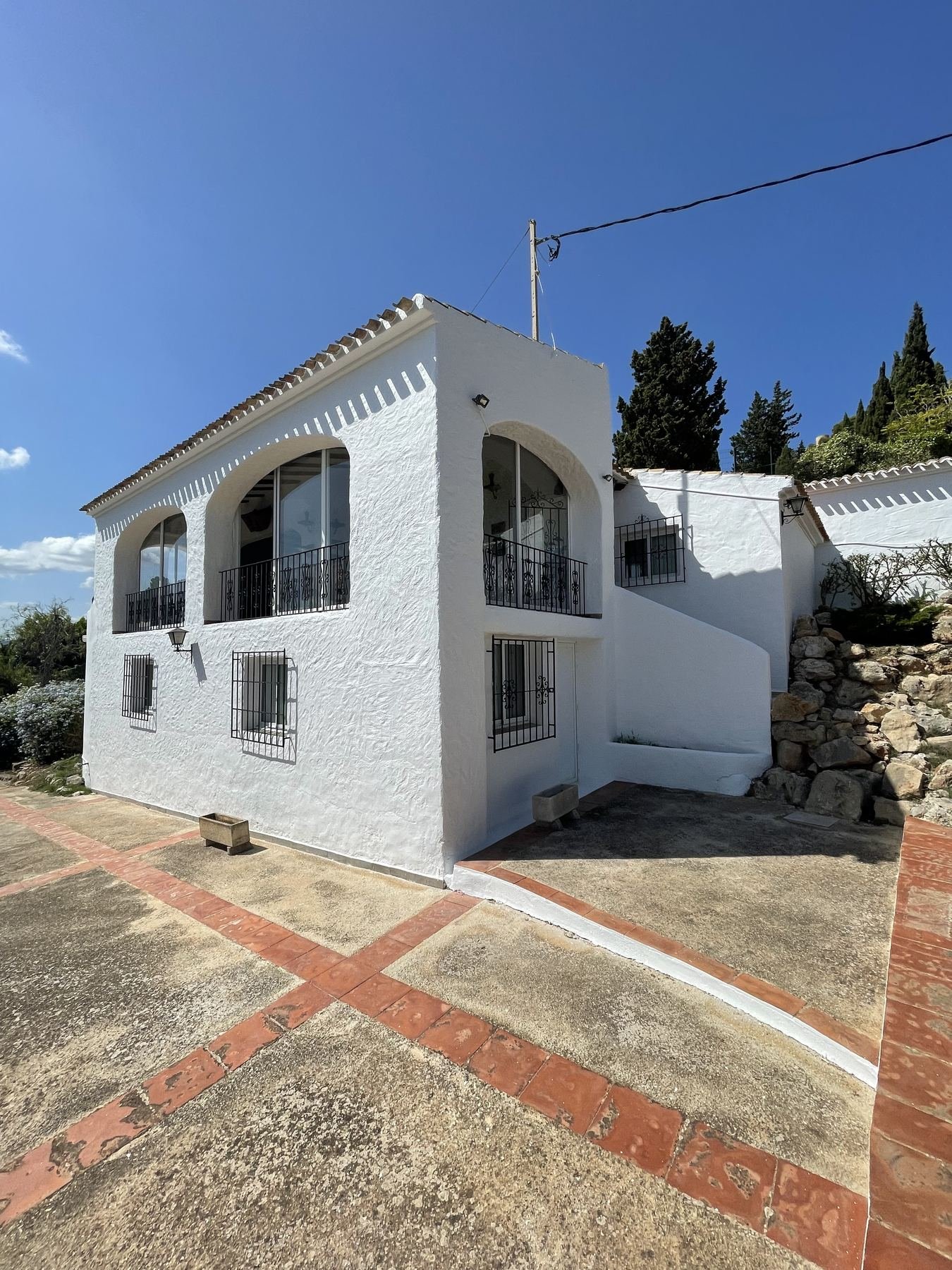 Villa blanca con ventanales en arco en Jávea