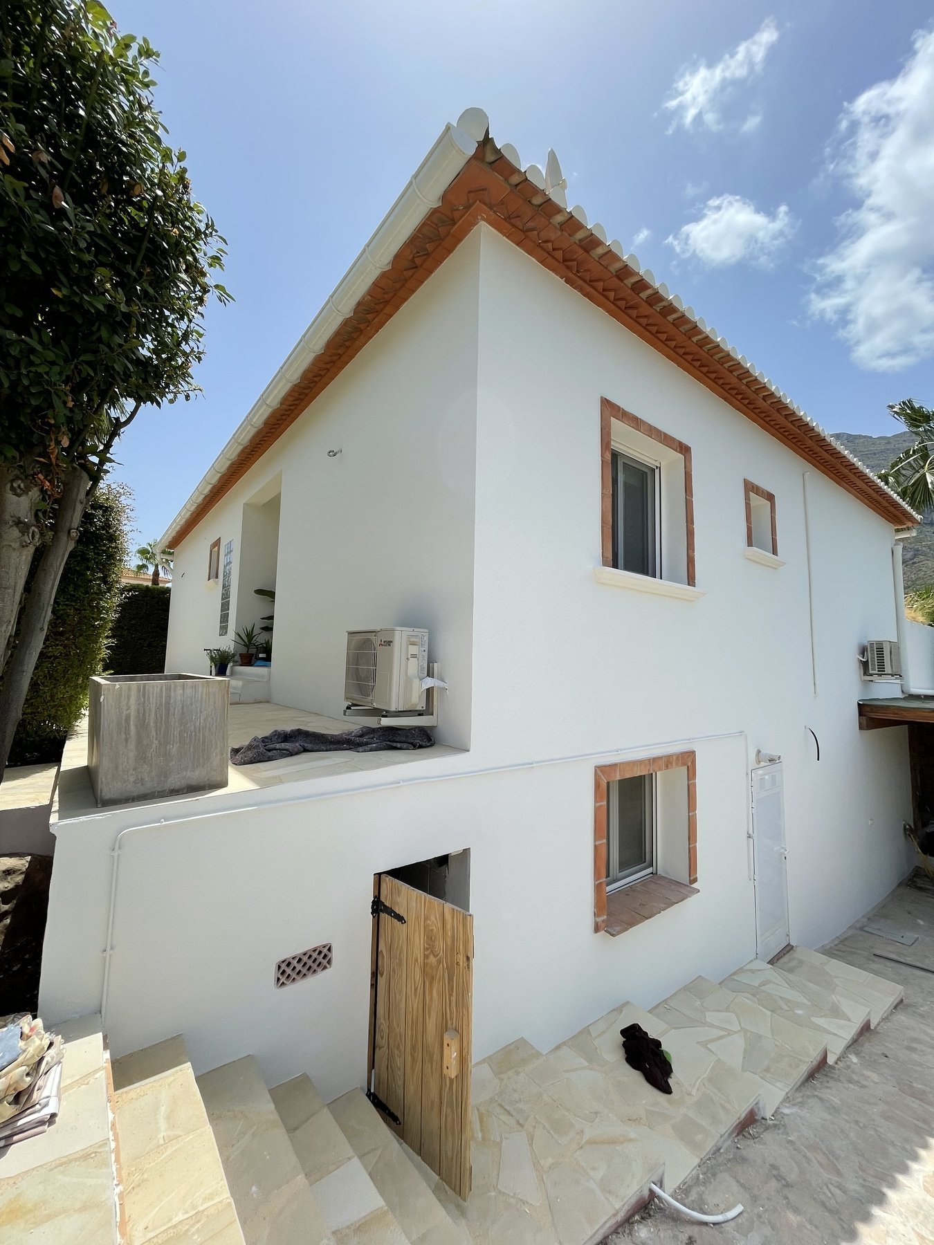 Villa en reforma con tejado de teja árabe en Dénia