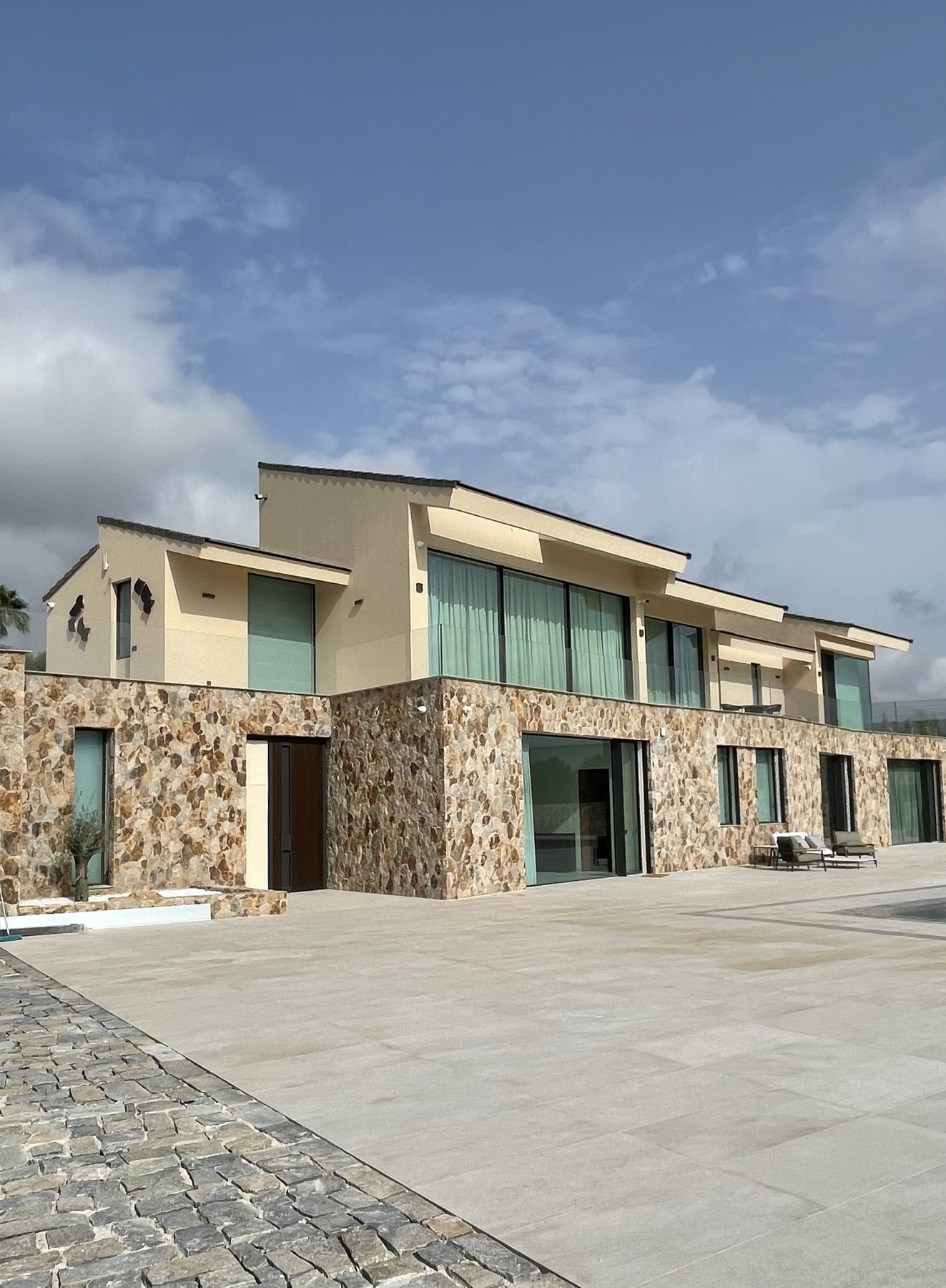 Fachada de Villa Palisandro con revestimiento de piedra natural en Jávea
