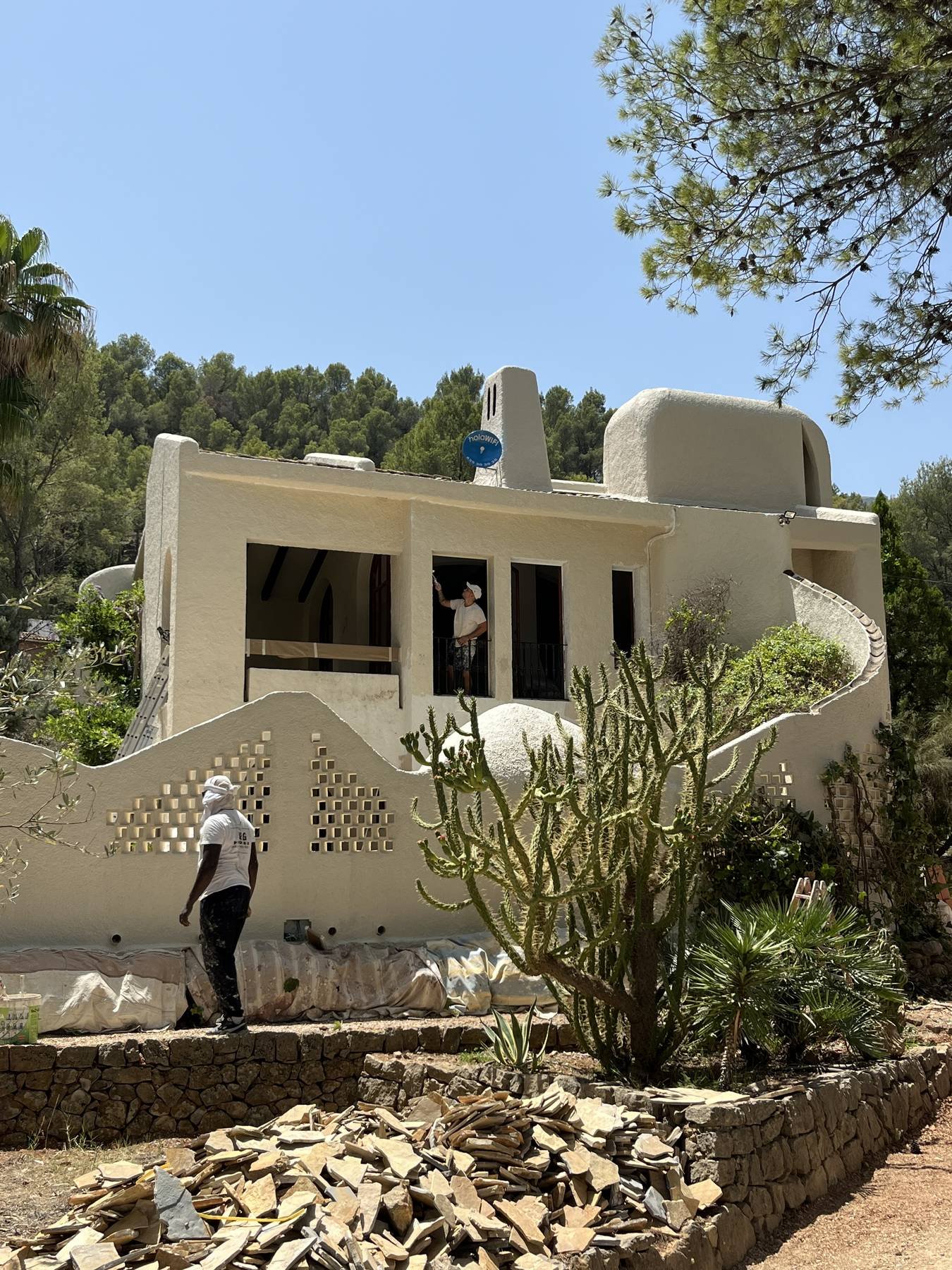 Equipo de GUICU pintando fachada de villa rústica ibicenca en Parcent